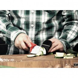 Детский нож в комплекте с защитой для пальцев BBOG21 KAI, Тим Мельцер, лезвие 4.25"/ 11 см., pукоятка 10 см. В подарочной упаковке