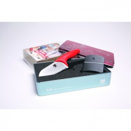 Детский нож в комплекте с защитой для пальцев BBOG21 KAI, Тим Мельцер, лезвие 4.25"/ 11 см., pукоятка 10 см. В подарочной упаковке